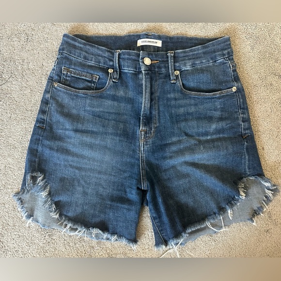 Good American Dark Wash Blue Jean Shorts Size 4/27 Distressed Hem - Picture 1 of 4